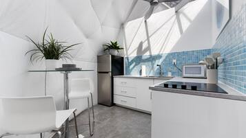 Kjøleskap, mikrobølgeovn, kaffetrakter/tekoker og kjøkkenutstyr