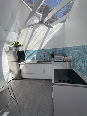 KĂŒhlschrank, Mikrowelle, Wasserkocher mit Kaffee-/Teezubehör