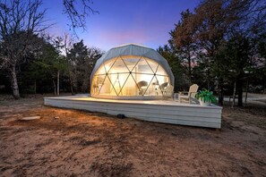 Property grounds - Escape Velocity Bubble Hut (Saint Jo)