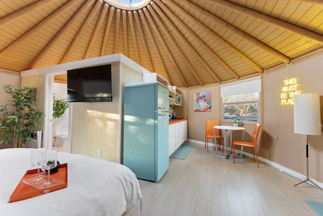 デスク、WiFi、ベッドシーツ. Hippy Chick Yurt Cabin