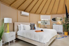 Escrivaninha, Wi-Fi, roupa de cama