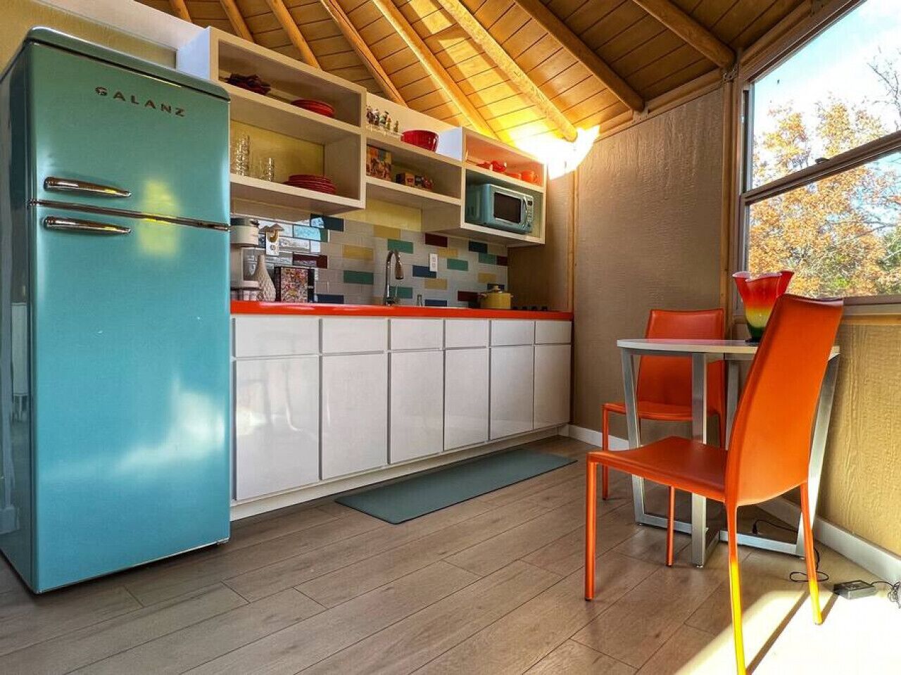 Fridge, microwave, coffee/tea maker, toaster