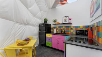 Jääkaappi, mikroaaltouuni, liesi, kahvin-/teenkeitin