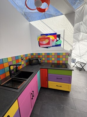 ثلاجة، ميكروويف، موقد طهي مسطح، ماكينة لصنع القهوة/الشاي