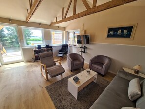 Smart-TV, DVD-Player, Bücher, Videothek