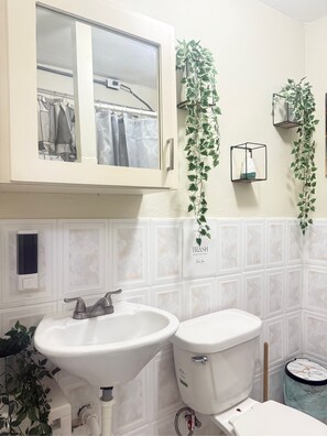 Suihku, pyyhkeet, saippua, sampoo