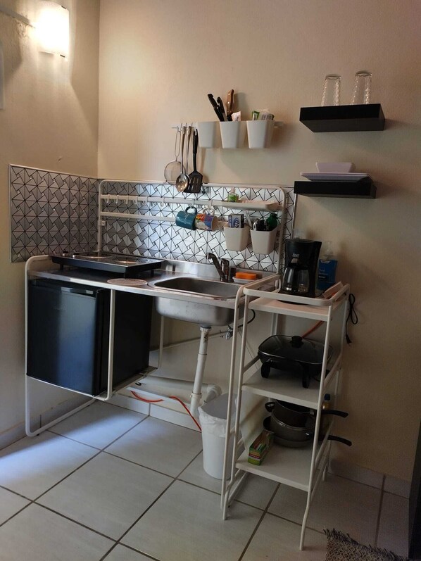 Jääkaappi, uuni, liesi, kahvin-/teenkeitin