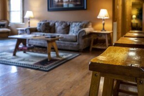 Smart TV, fireplace - Cabin in the Valley! Easy Access! Pet Friendly! (Sevierville)