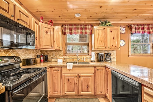 Cabin in the Valley! Easy Access! Pet Friendly!