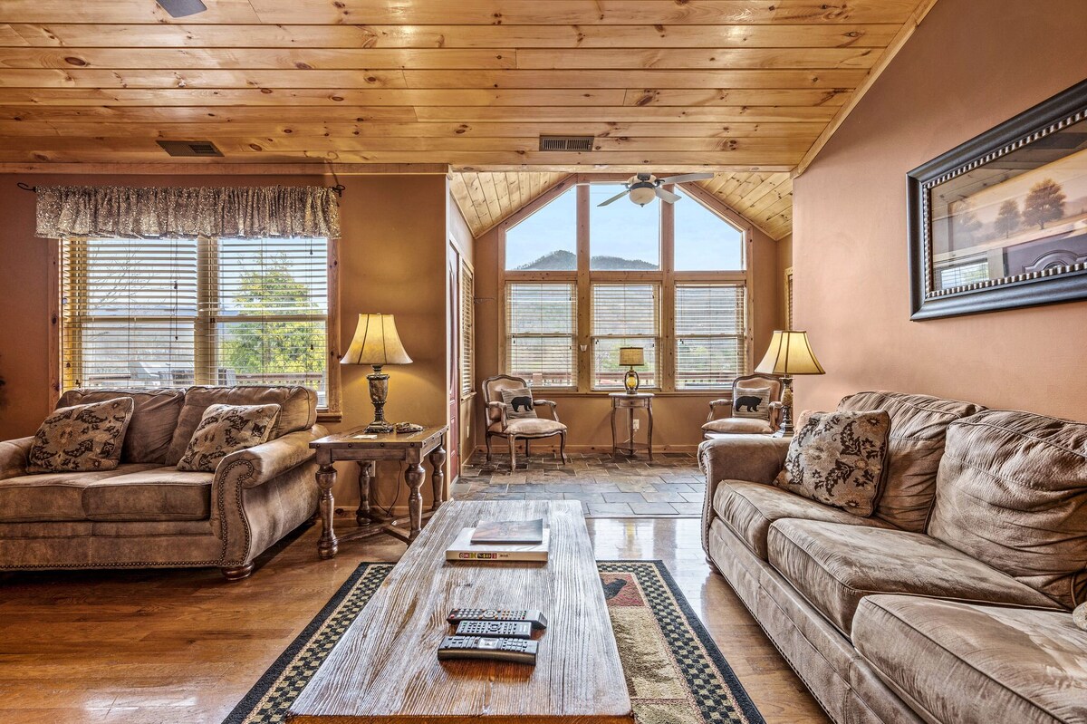 Cabin in the Valley! Easy Access! Pet Friendly!