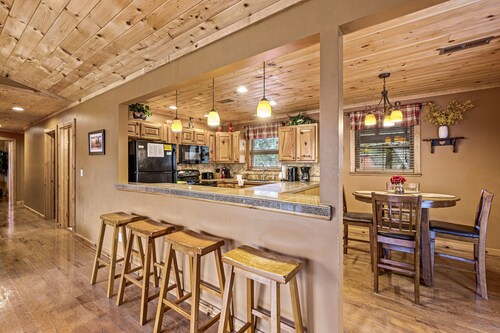 Cabin in the Valley! Easy Access! Pet Friendly!