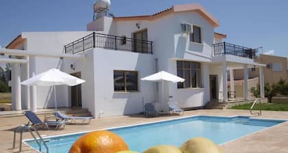 Luxury, Modern Villa with private pool & garden in Coral Bay area