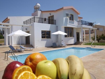 Luxury, Modern Villa with private pool & garden in Coral Bay area