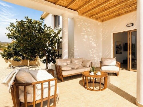 Luxury, Modern Villa with private pool & garden in Coral Bay area