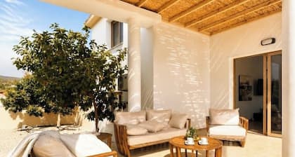 Luxury, Modern Villa with private pool & garden in Coral Bay area