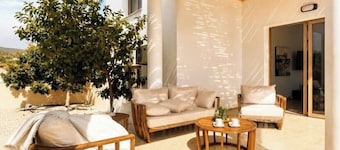 Luxury, Modern Villa with private pool & garden in Coral Bay area