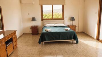 4 bedrooms, iron/ironing board, free WiFi, bed sheets
