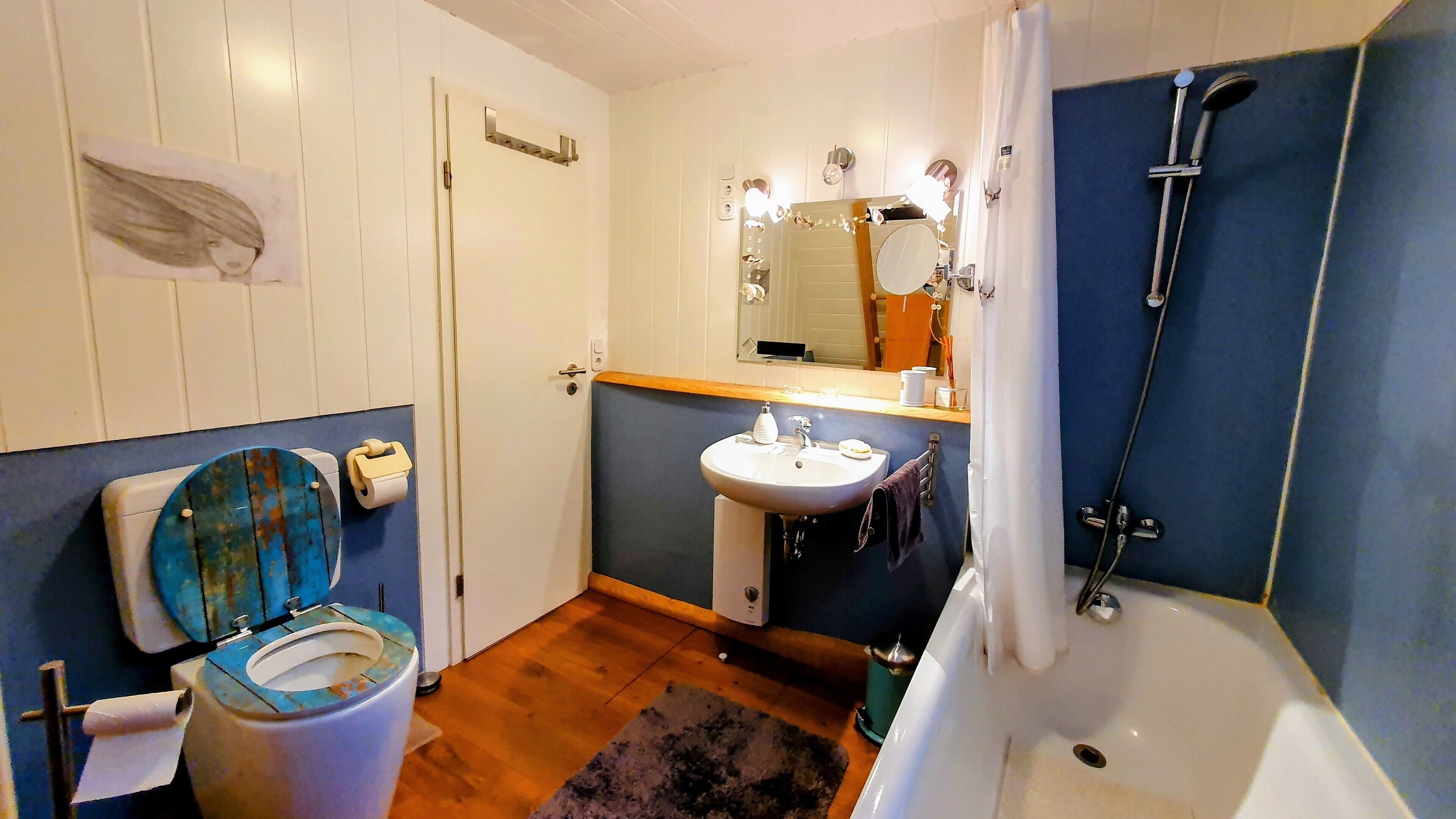 Sèche-cheveux, savon, papier toilette