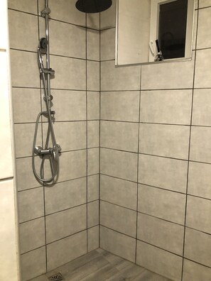 Dusche, Haartrockner, Handtücher