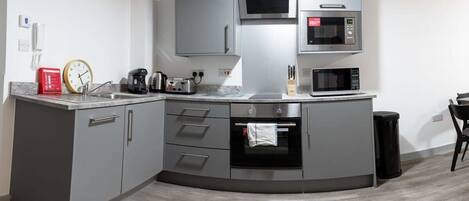 Refrigerador, microondas, horno, placa de cocina