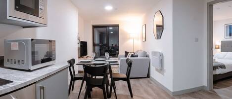 1 habitación, tabla de planchar con plancha, wifi y ropa de cama