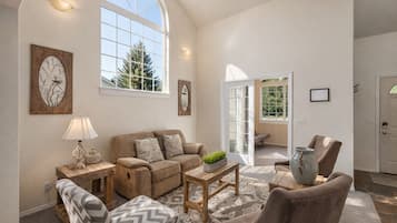 House, 4 Bedrooms | Living area | Streaming services