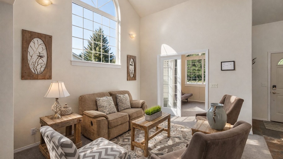 All Seasons Getaway 4 Bedroom Home by NW Comfy Cabins by RedAwning