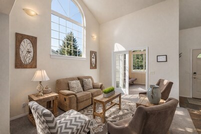 All Seasons Getaway 4 Bedroom Home by NW Comfy Cabins by RedAwning