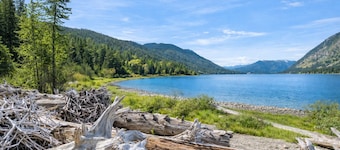 All Seasons Getaway 4 Bedroom Home by NW Comfy Cabins by RedAwning