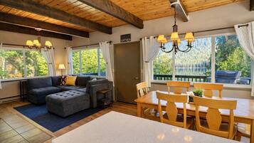 Cabin, 4 Bedrooms | Ruang tamu | Perkhidmatan penstriman