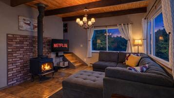 Cabin, 4 Bedrooms | Ruang tamu | Perkhidmatan penstriman