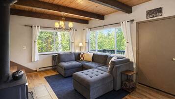 Cabin, 4 Bedrooms | Ruang tamu | Perkhidmatan penstriman