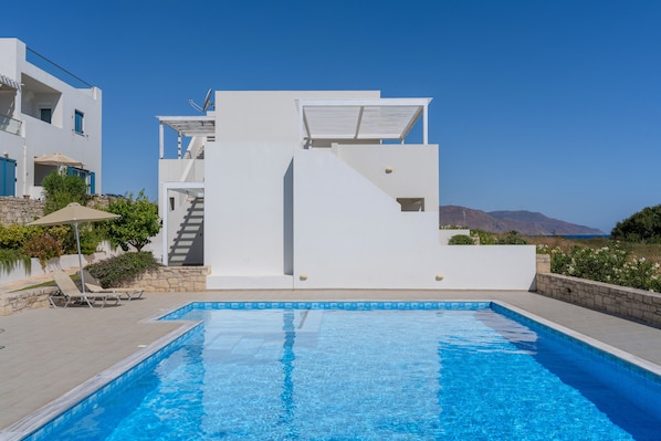 Piscine extérieure, chaises longues