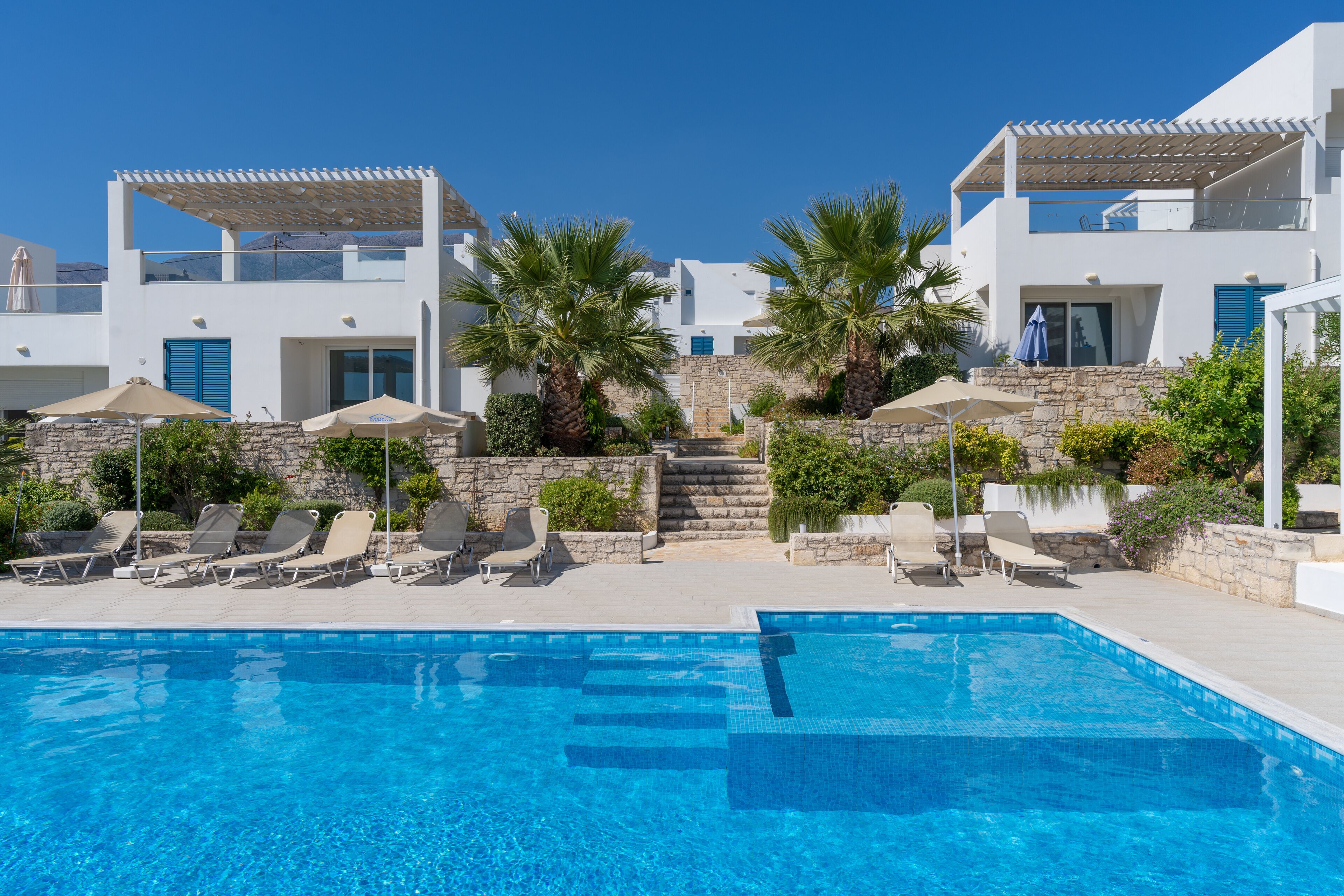 室外泳池；躺椅