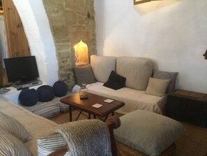 Smart-tv, eldstad och böcker