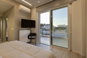 Luxury Apartment | 2 bedrooms, in-room safe, iron/ironing board, free WiFi
