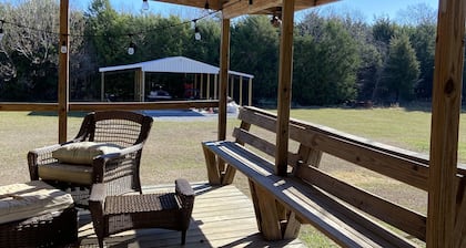 Large ,pet friendly cabin on beautiful, private expansive farm acreage .