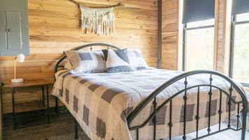 2 bedrooms, desk, iron/ironing board, WiFi