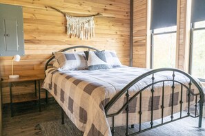 2 soverom, skrivebord, strykejern/-brett og wi-fi