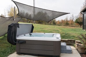 Bañera de hidromasaje al aire libre