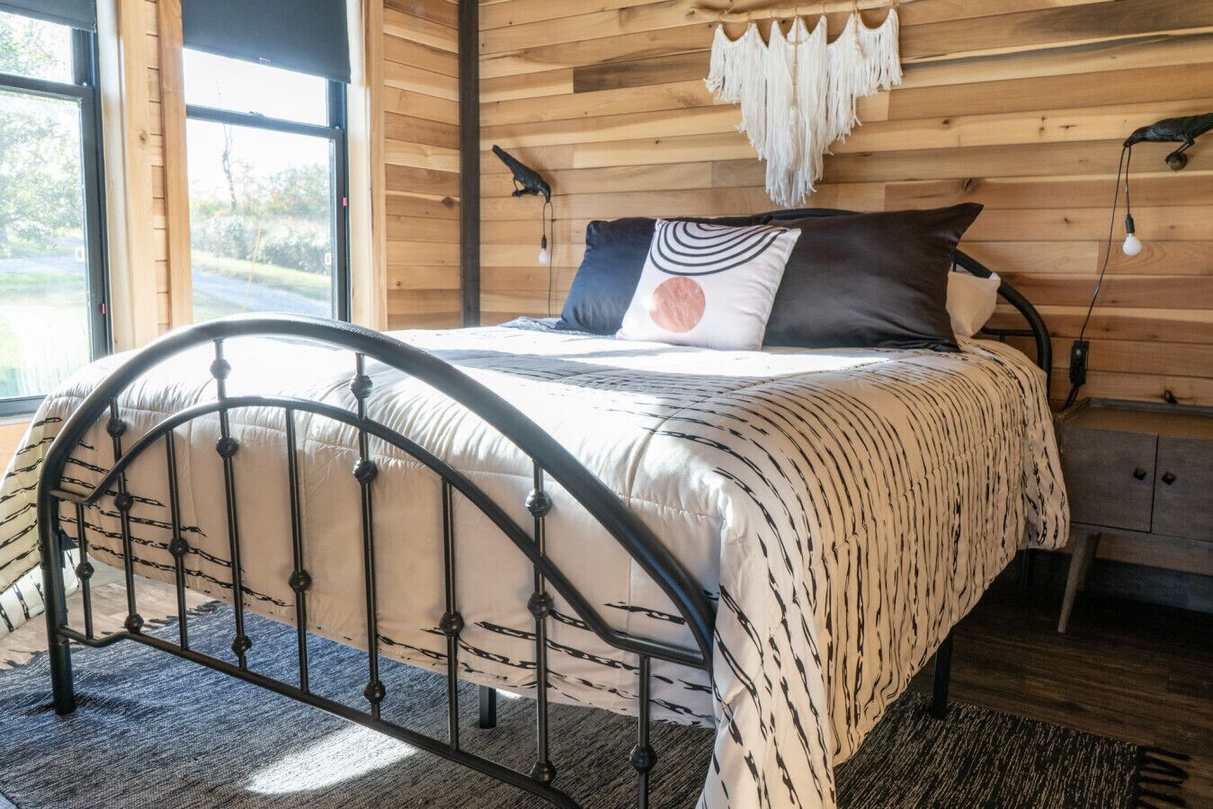 2 bedrooms, desk, iron/ironing board, WiFi