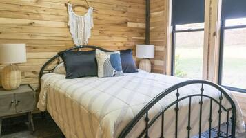 2 bedrooms, desk, iron/ironing board, WiFi