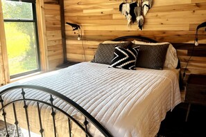 2 bedrooms, desk, iron/ironing board, WiFi