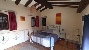 8 soverom, strykejern/-brett, reiseseng for barn og wi-fi (inkludert)