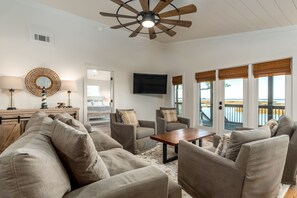 Living area - Bayfront Bungalow - 1426 Cadillac 3 Bedroom Home by RedAwning (Dauphin Island)