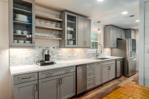 Private kitchen - Bayfront Bungalow - 1426 Cadillac 3 Bedroom Home by RedAwning (Dauphin Island)