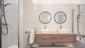 Badewanne, Haartrockner, Handtücher
