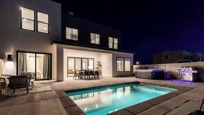 A modern house with a swimming pool, outdoor furniture, and a barbecue area. - Private Pool & Hot Tub • Rooftop Fire Pit • Sleeps 20 • Near Zion (Washington)