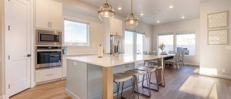 冷蔵庫、電子レンジ、オーブン、コンロ