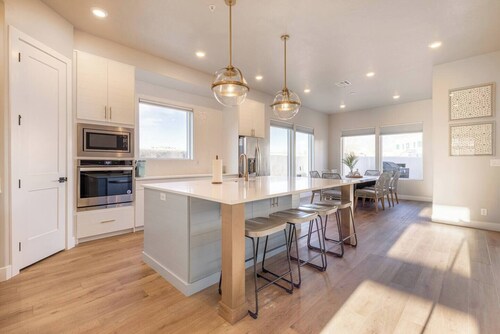 Private Pool & Hot Tub • Rooftop Fire Pit • Near Zion • Sleeps 20 • Pool Table • Sun Loungers • 15 Golf Courses Nearby • Zion National Park 45 mins away • Patio Dining area • High Speed Internet • Access to community pool, spa, and pickleball courts